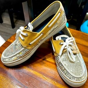 Women’s size 9.5 sperry top sider. Worn once. Still in great condition.